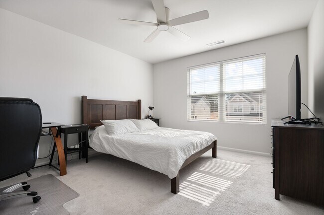 Building Photo - Bright, Spacious 3BR/2.5BA Home – Move-In Ready with Loft & Open Floor Plan