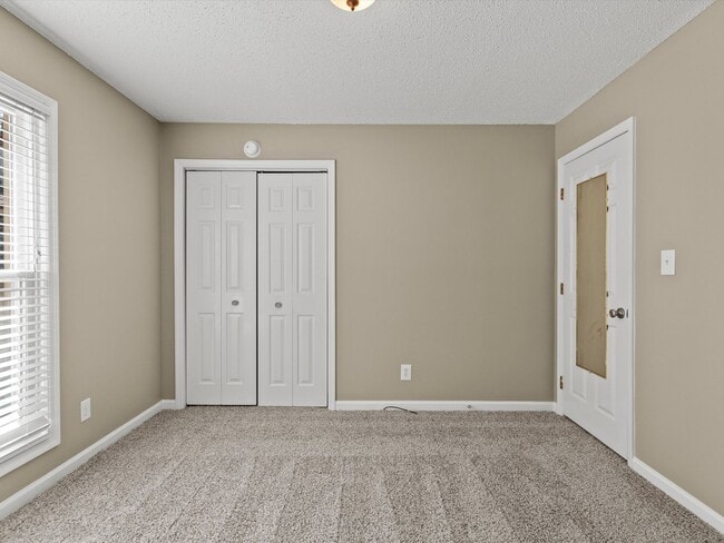 Building Photo - Large lot and close to town.