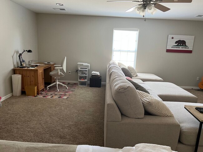 Building Photo - 1507 NE Benjamin Greens