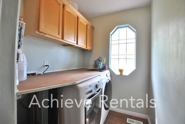 Building Photo - 43 1350 E