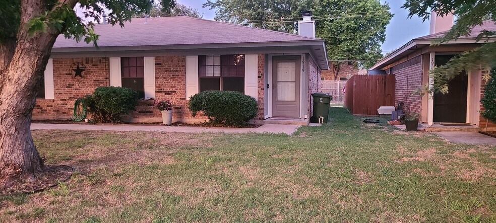 Building Photo - 1919 Tanglewood Dr