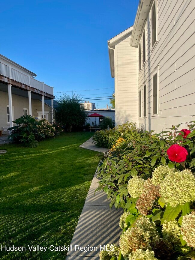 Building Photo - 536 Columbia St