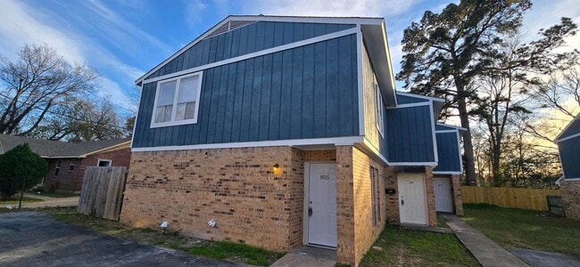 Building Photo - Coming Soon! 2 Bed / 1.5 Bath Townhome in ...