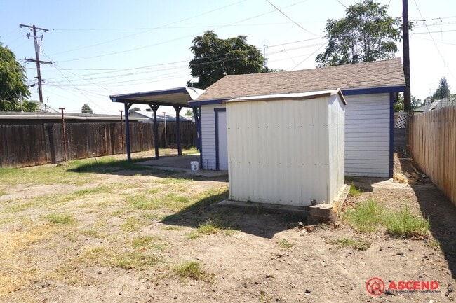 Building Photo - Newly Remodeled in Oildale Area