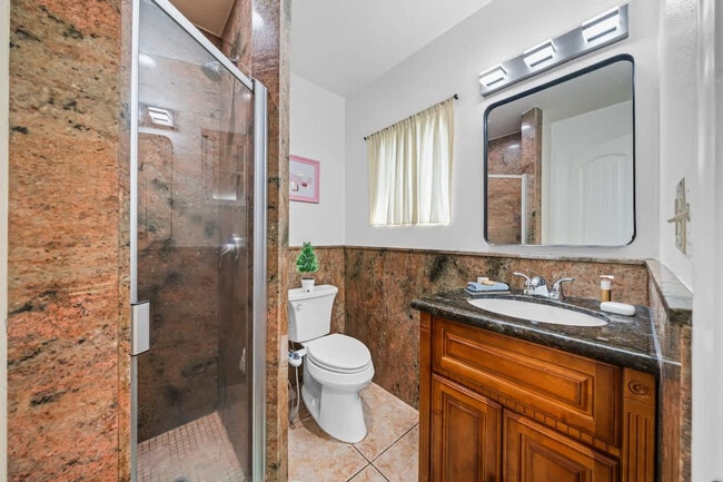 Building Photo - 606 S Sunshine Ave