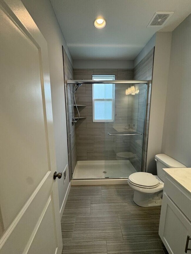 Building Photo - Luxury 5BR 4 BA Home w/ Pool and Clubhouse Access in GREAT location!