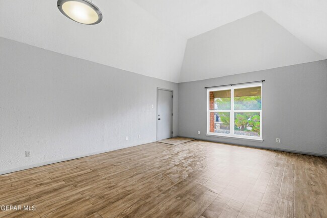 Building Photo - 4433 N Stanton St