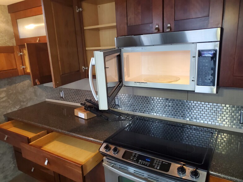 Building Photo - 309 E 5th St