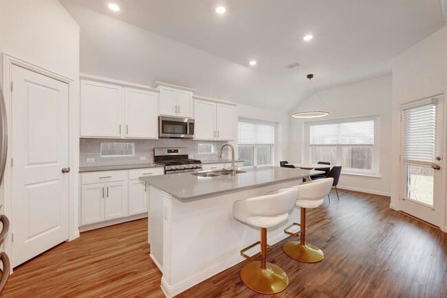 Building Photo - 404 Mante Ct