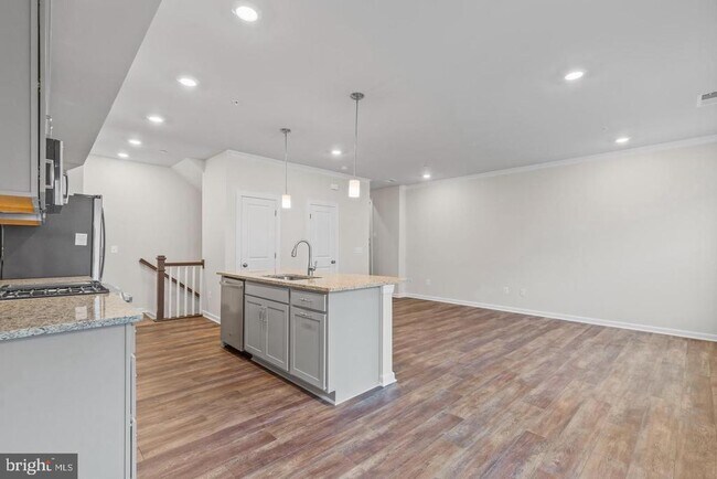 Building Photo - 2400 Stella Pl