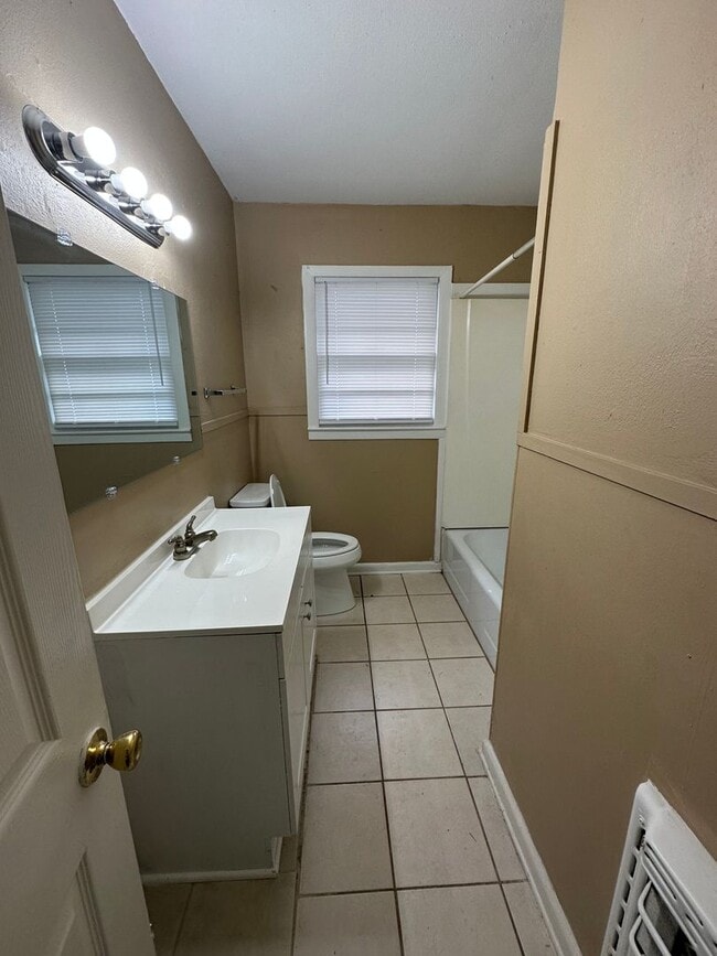 Building Photo - Updated 2 Bedroom House