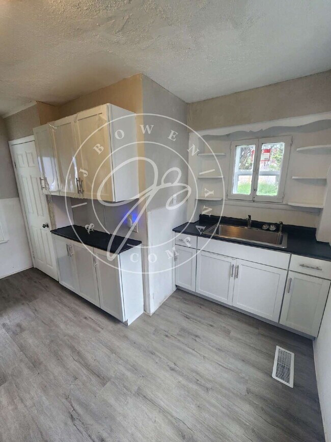 Building Photo - 4 bed with bonus room! So much space thoug...