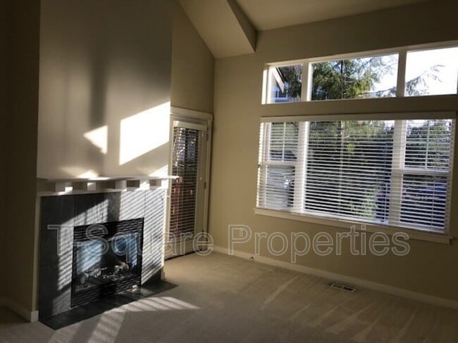 Building Photo - 13824 N Creek Dr