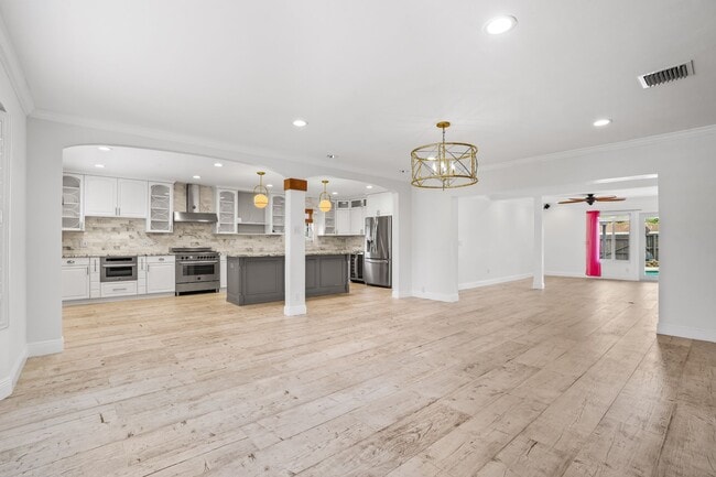 Building Photo - 4215 Roosevelt St