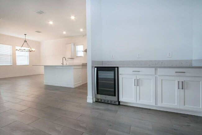 Building Photo - Spacious Like New 4-Bedroom Oasis with 3 Full Baths in Palmetto - Available NOW