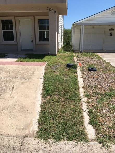Front side-corridor - 2809 Melanie Dr