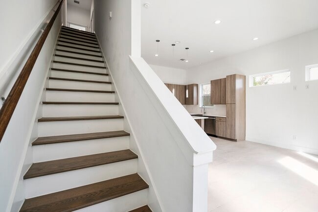 Building Photo - 594 Janisch Rd