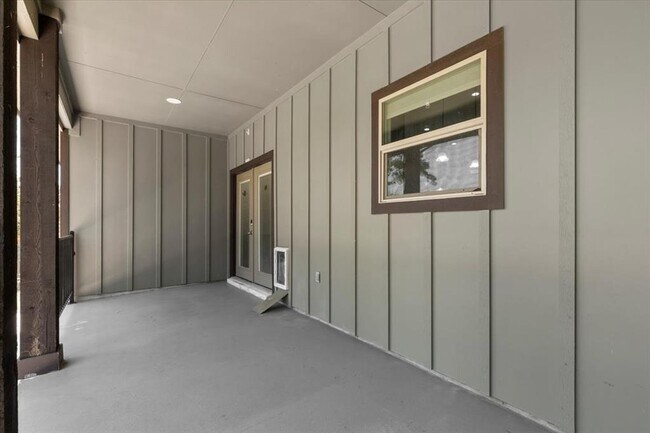 Building Photo - 127 Medlar Dr