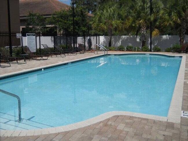 Building Photo - 2 Bed 2 Bath Condo Available in Villa Beauclerc!