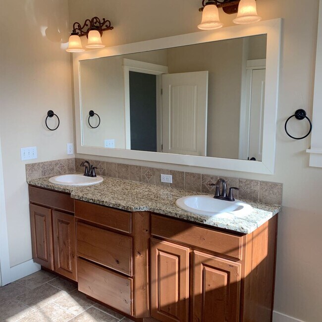 Building Photo - Desirable Home in Meridian with 3 Car Garage!