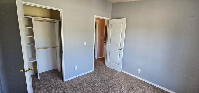 Building Photo - 510 S Circle Dr