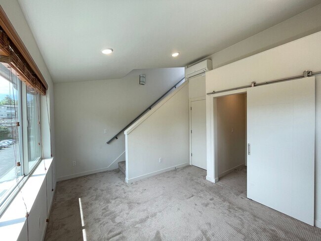 Building Photo - Great Townhome For Rent