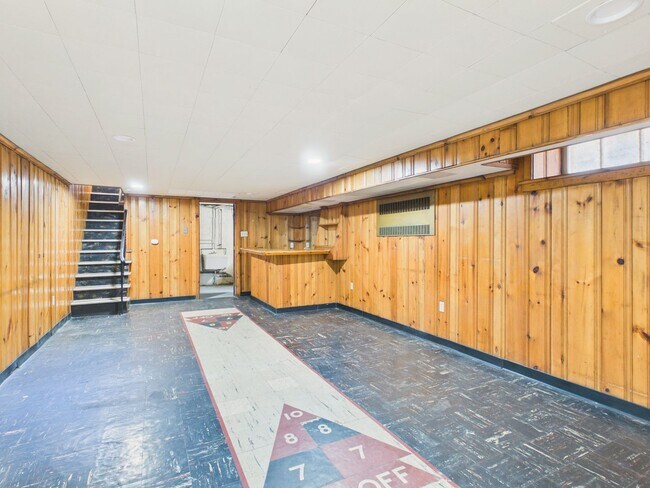 Building Photo - Large 3 Bedroom on 2nd St