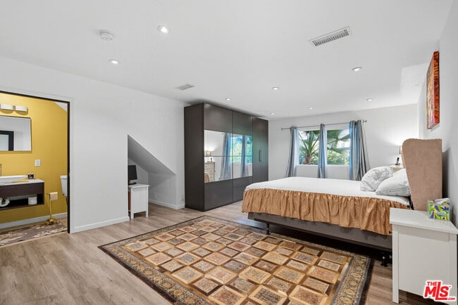 Building Photo - 10915 Ayres Ave