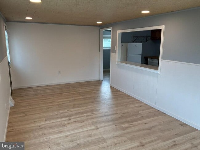 Building Photo - 604 N Coles Ave