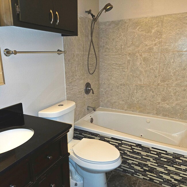 Building Photo - 3 bedroom/2 bath home for Rent