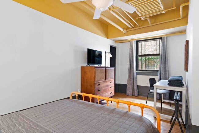 Building Photo - 3536 N Racine Ave