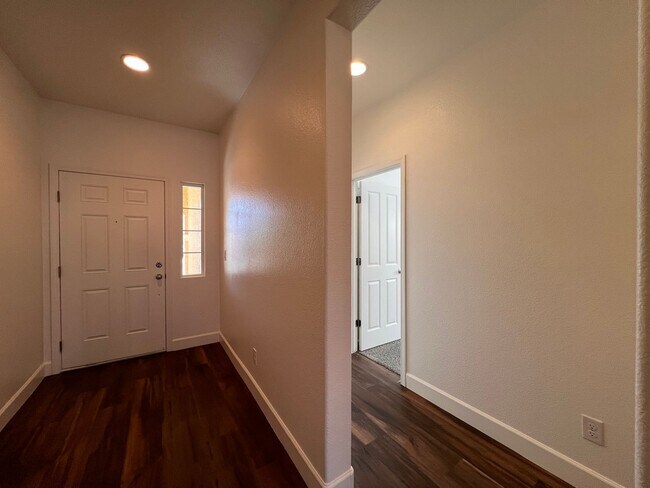 Building Photo - Luxurious 4 bedroom 3 bath family home in ...