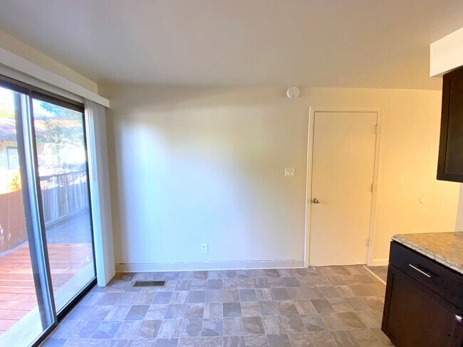 Building Photo - 973 Holman Way