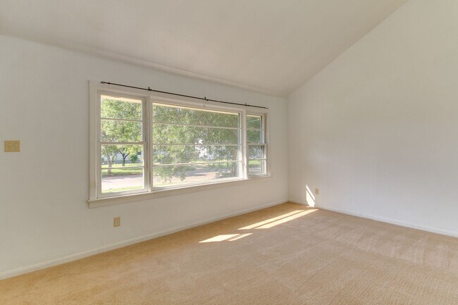 Building Photo - Welcome To Vintage Split-Level Living!