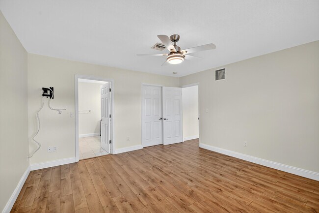 Building Photo - 422 W Ocean Ave
