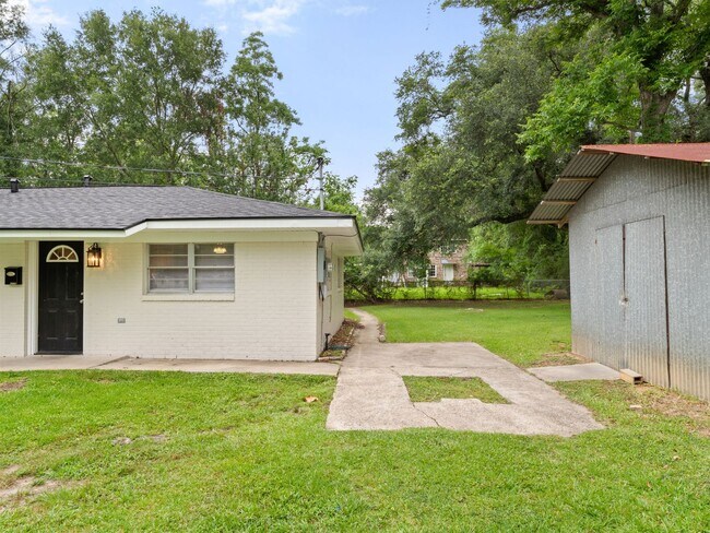 Building Photo - 422 Pecan St