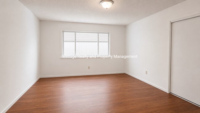 Building Photo - Updated 2-bedroom, 1 bathroom Tri-plex unit located in North Stockton.
