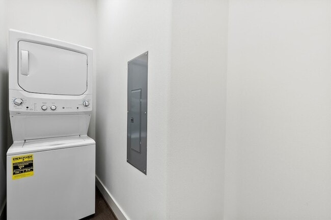 Building Photo - 15875 Spectrum Dr