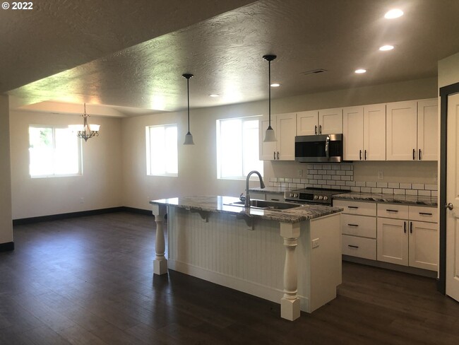 Building Photo - Golf Course living