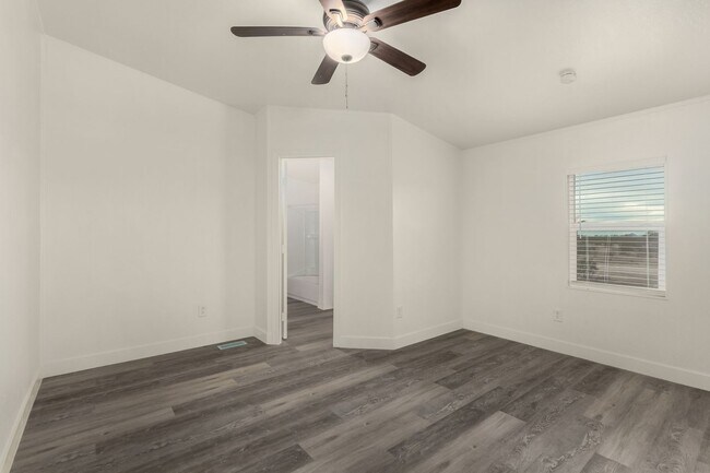Building Photo - 1.25 Acre 5 Bedroom 3 Bathroom Horse Property in Florence!
