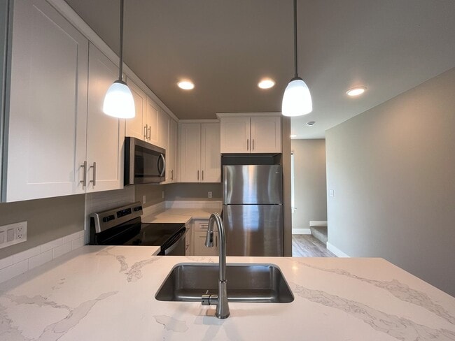 Building Photo - Elegant Three-Bedroom Home with Updated Kitchen & Vaulted Ceilings