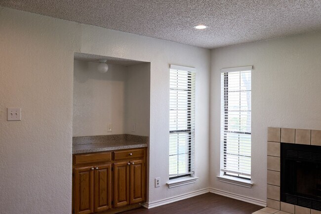 Building Photo - 900 Kilkenny Ct