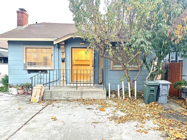 Building Photo - 5 Bed/2 Full Baths W/Washer&Dryer Hook Ups!