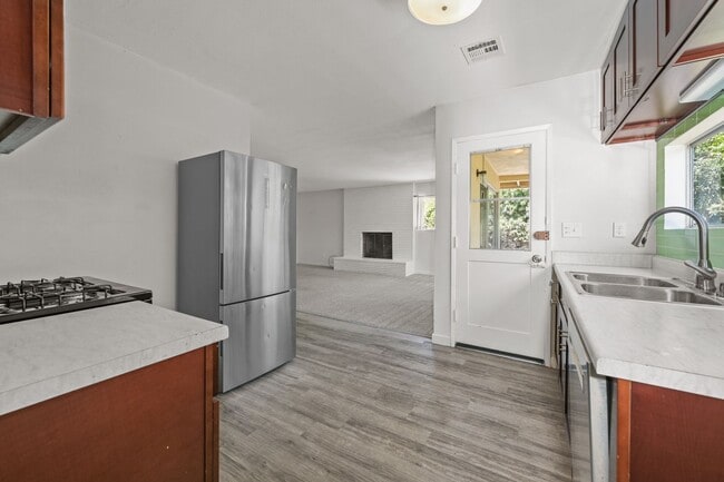 Building Photo - Private pool oasis!