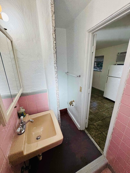 Building Photo - 1810 SW 24th Ter