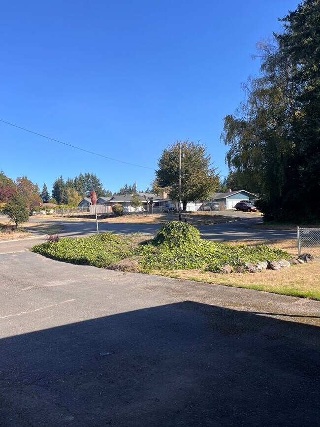 Building Photo - Bradley Short Term Rental