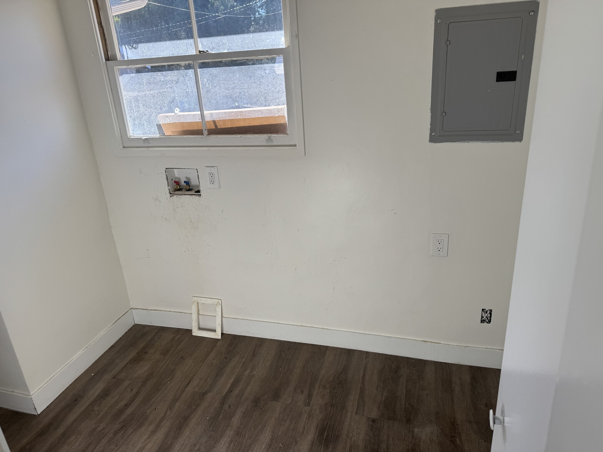 Building Photo - 22222 Vanowen St