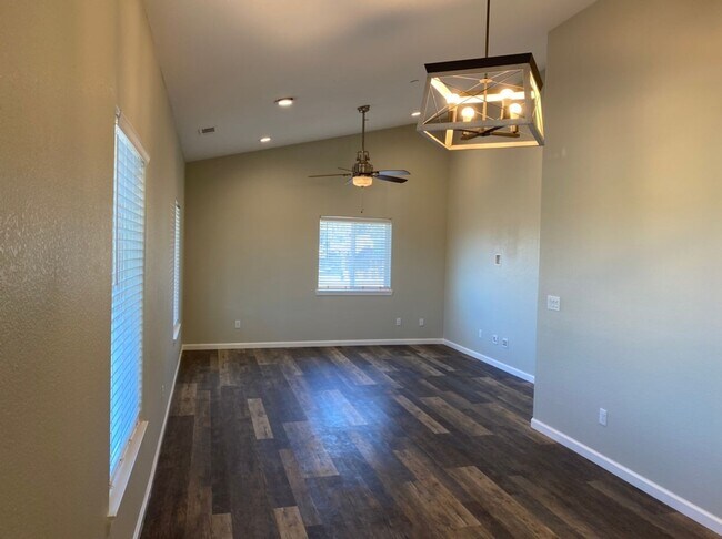 Building Photo - Country property located in Hilmar!