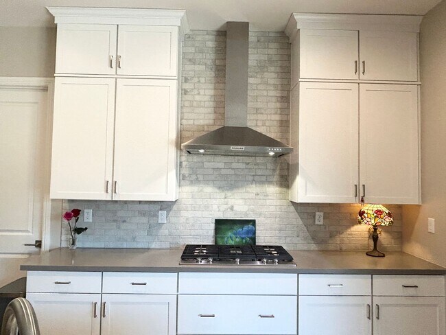 Building Photo - Luxury 55+ Executive Home- Fully Furnished