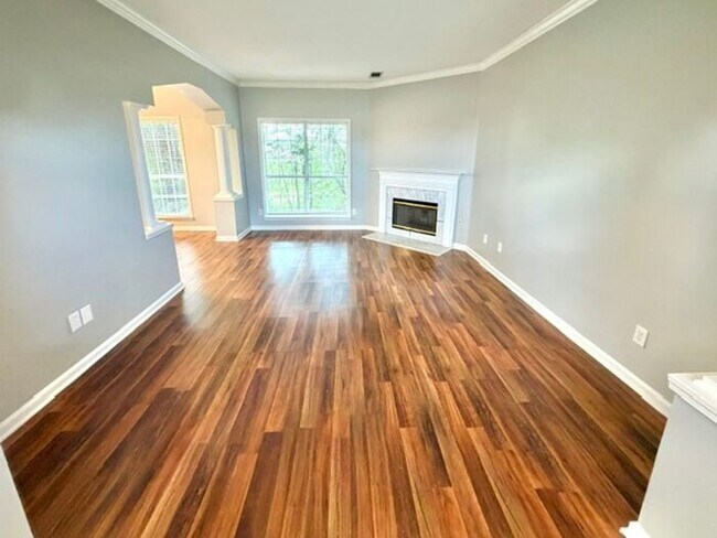 Building Photo - Spacious 4 bedroom with den available now in Cordova.